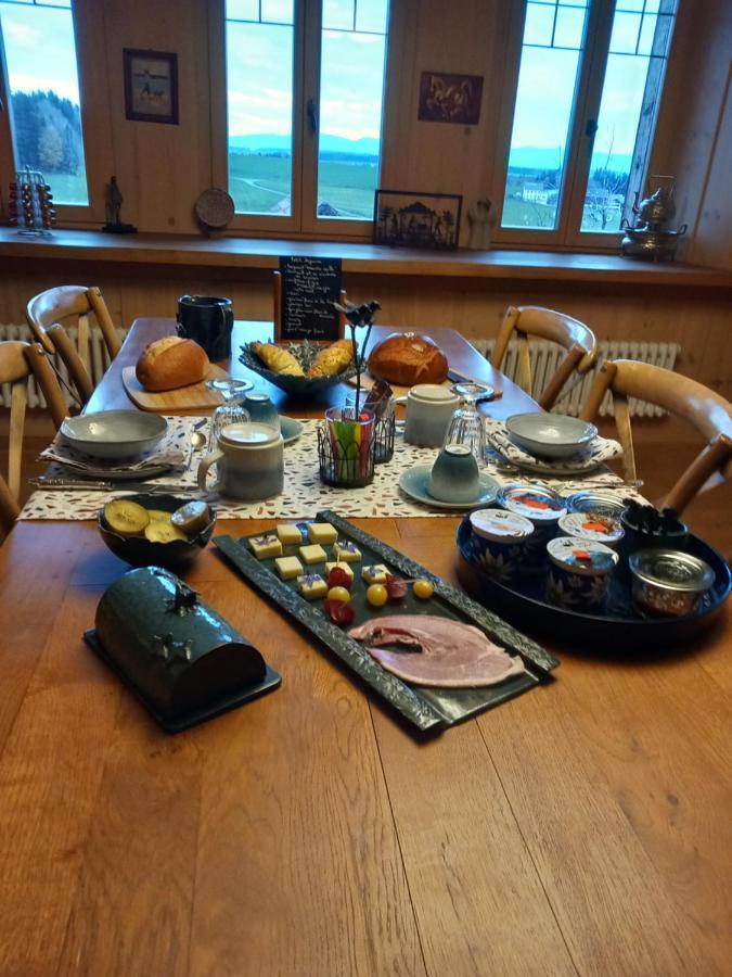Les Abeilles Bed & Breakfast Romont Екстериор снимка